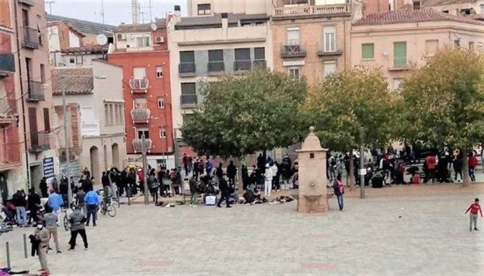 Pla general on es poden veure persones concentrades a la plaa del Dipsit de Lleida. (Horitzontal)