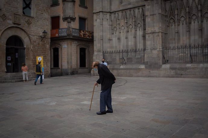 Un anciano camina por una plaza del Barrio Gótico una semana después de la entrada de las nuevas restricciones en Cataluña, en Barcelona, Catalunya(España) a 23 de octubre de 2020. El pasado viernes 16 de octubre entraron en vigor las nuevas restriccion