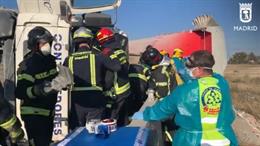 Imagen del rescate de un conductor herido grave al volcar su camión de residuos camino del madrileño vertedero de Valdemingómez