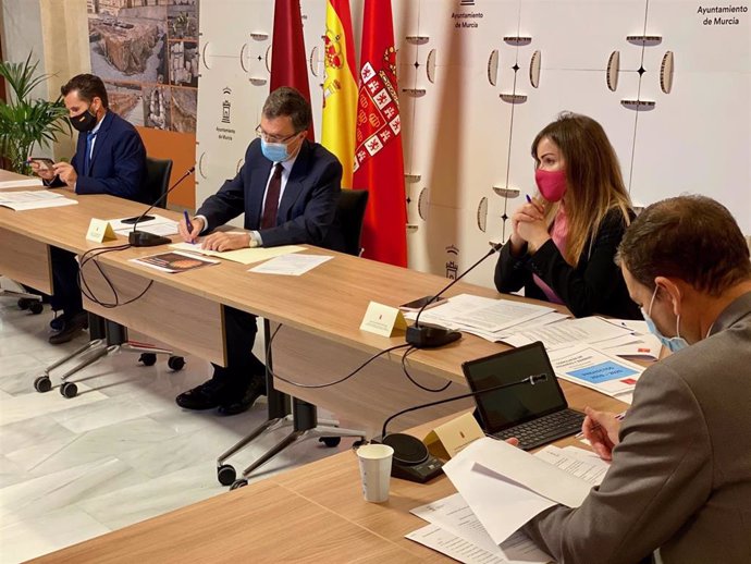 El alcalde de Murcia mantiene una reunión con los presidentes de las 67 Juntas Municipales para informarles sobre la batería de medidas