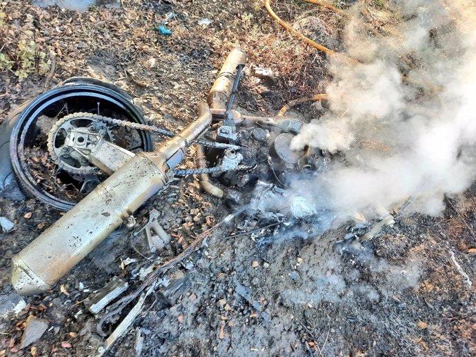 Estado de la moto accidentada tras resultar incendiada
