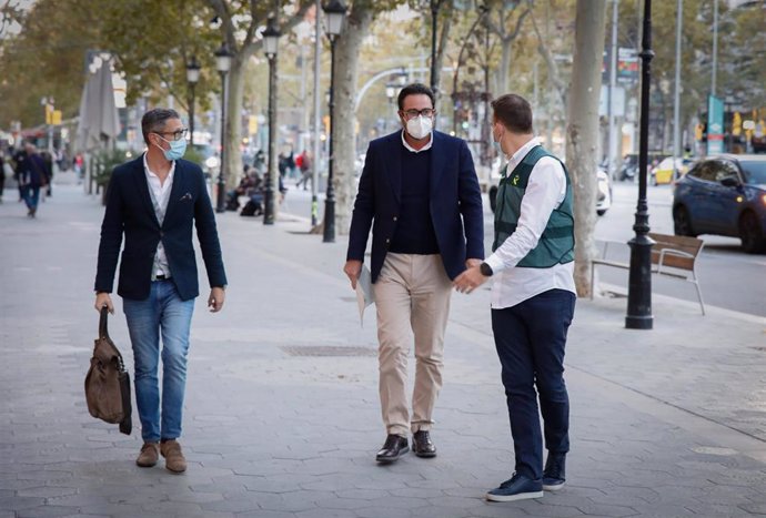 Acompanyat d'un agent de la Gurdia Civil, l'empresari David Madí arriba al seu despatx d'Aigües de Catalunya, que ser registrat, a Barcelona, Catalunya (Espanya), a 28 d'octubre de 2020. Madí va arribar a ser portaveu i secretari de Comunicació i Estr