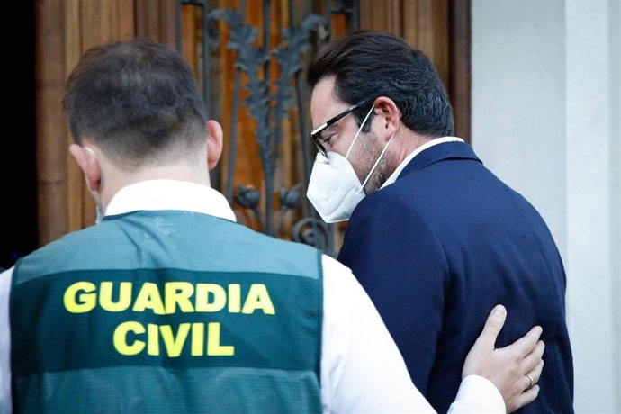 Acompanyat d'un agent de la Gurdia Civil, l'empresari David Madí arriba al seu despatx d'Aigües de Catalunya, que ser registrat, a Barcelona, Catalunya (Espanya), a 28 d'octubre de 2020. Madí va arribar a ser portaveu i secretari de Comunicació i Estr