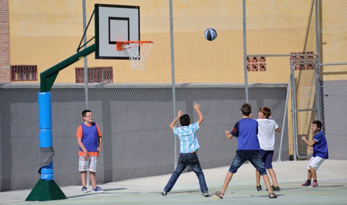 Alumnos practican deporte escolar