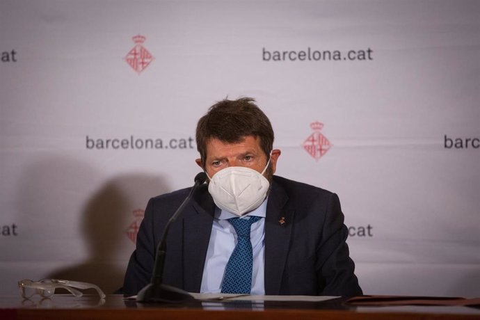 El teniente de alcalde de seguridad del Ayuntamiento de Barcelona, Albert Batlle, comparece ante los medios para hacer balance del primer fin de semana de nuevas medidas contra la Covid-19, en Barcelona, Catalunya (España), a 20 de octubre de 2020.