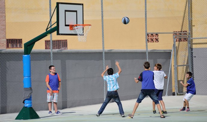 Alumnes practiquen deporti escolar