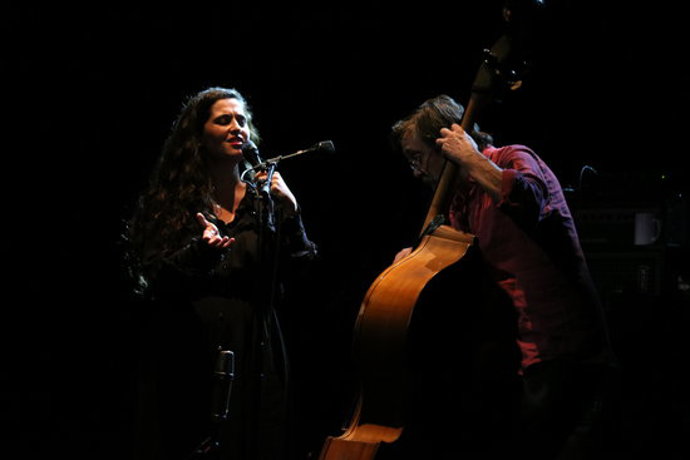 El concert de Sílvia Pérez Cruz amb el contrabaixista Javier Colina, a la Sala Barts de Barcelona, el 29 d'octubre del 2020 (horitzontal)