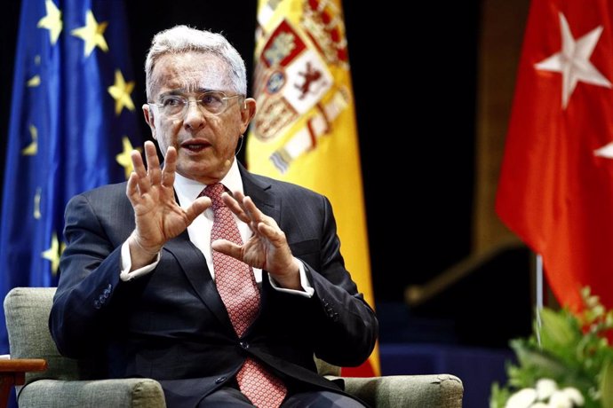 El expresidente de Colombia Álvaro Uribe interviene en el Diálogo 'El perfil del político del siglo XXI' en la Universidad Francisco de Vitoria.