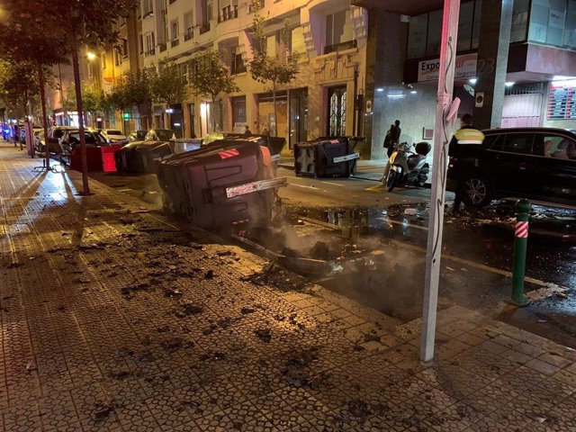 Contenedores quemados durante una protesta en Bilbao de negacionistas