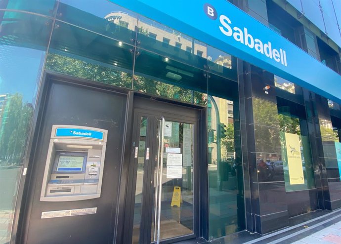 Una oficina del Banco Sabadell en Madrid (España).