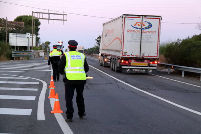 Pla general dels Mossos donant pas als camions en els controls que han fet a la intersecció de l'N-340 a les Cases d'Alcanar, al límit amb el País Valenci. Imatge del 30 d'octubre del 2020 (horitzontal)