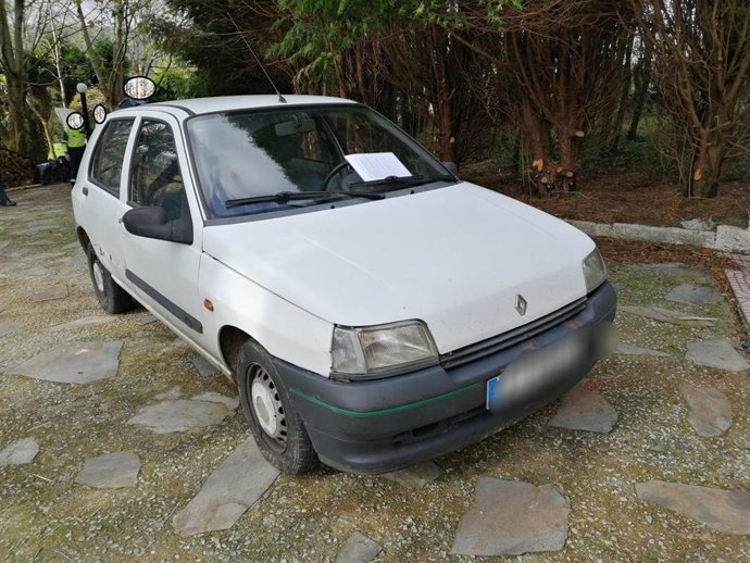 Vehículo interceptado por la Guardia Civil conducido por un vecino de Oza-Cesuras con antecedentes por conducir con el carné retirado y matrícula falsa.