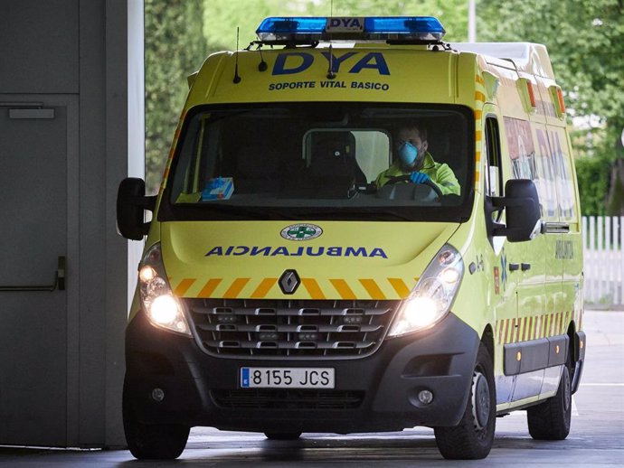 Una ambulancia del DYA Navarra entra en el Complejo Hospitalario de Navarra durante a Pandemia Covid-19  en Abril 28, 2020 en Pamplona, Navarra, España