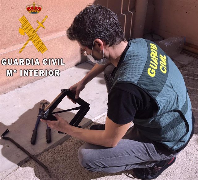 Material intervenido en la detención de tres sospechosos de robo en Roquetas de Mar (Almería)