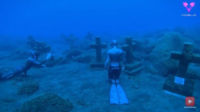 Un par de buzos exploran un cementerio submarino al sur de la isla de La Palma