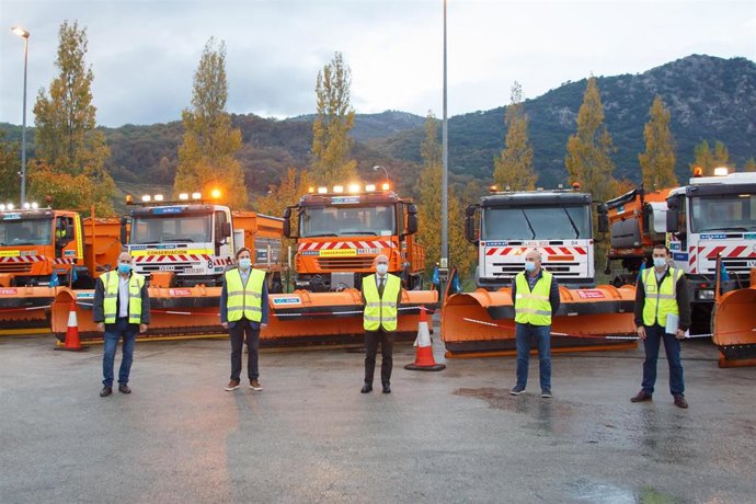 El consejero de Cohesión Territorial, Bernardo Ciriza (centro) visita en Irurtzun las labores de supervisión del operativo de vialidad invernal