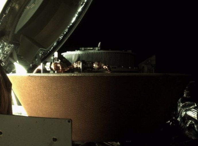Estiba de la muestra de Bennu en un recipiente de la nave OSIRIS-R4Ex
