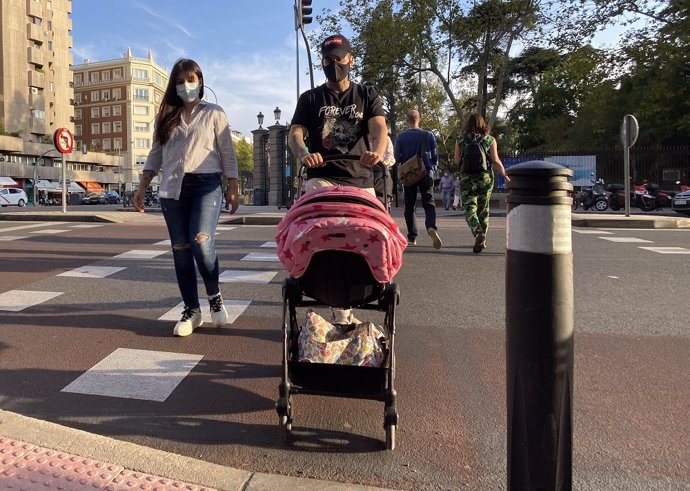 Imagen de archivo de una pareja paseando con su hijo