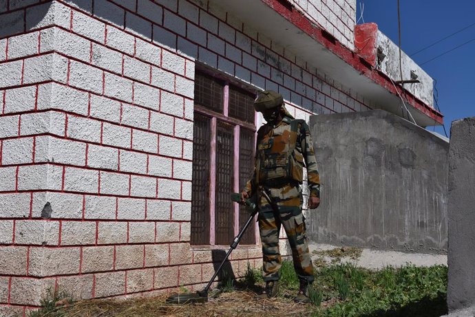 11 October 2020, India, Poonch: A security member takes part in a cordon and search operation after unknown gunman fired shots near the house of Bharatiya Janata Party (BJP) leader Zulfiqar Pathan, in the Balakot area. Photo: Nazim Ali Khan/ZUMA Wire/dpa
