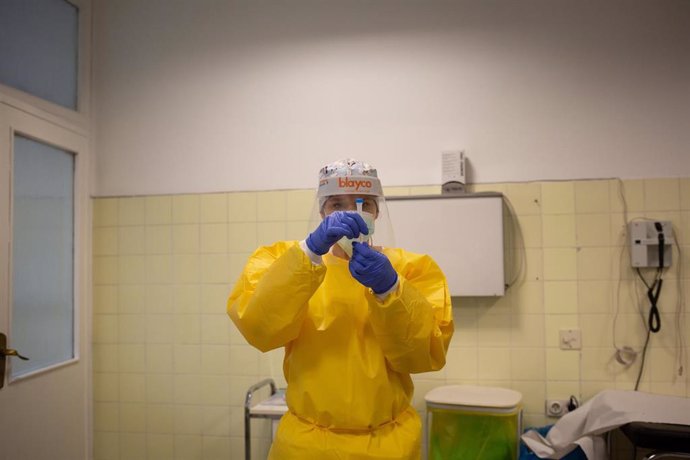 Una sanitaria sostiene uno de los test rápidos de antígenos de detección de coronavirus que durante la jornada de hoy ha utilizado en el Centro de Atención Primaria CAP Manso, en Barcelona, Catalunya (España), a 21 de octubre de 2020