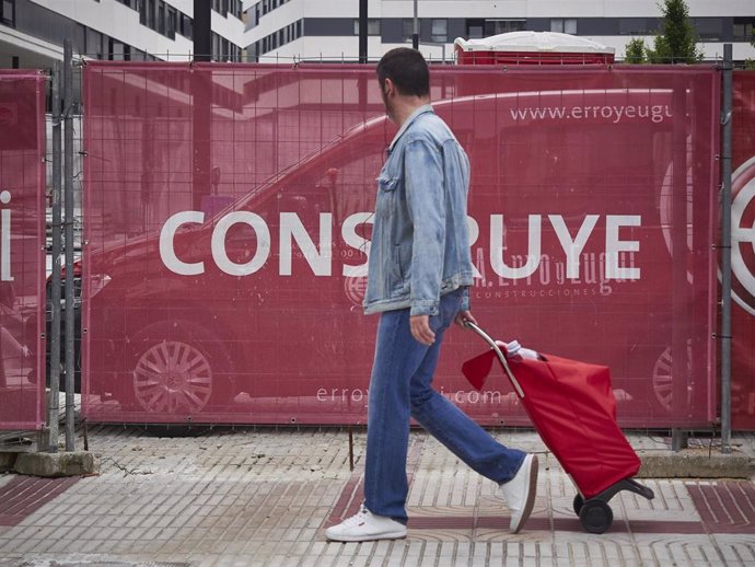 Un hombre camina con un carro de la compra durante el tercer día de la entrada de Navarra en la fase 3 de la desescalada instaurada por el Gobierno a consecuencia del coronavirus. En Pamplona, Navarra (España), a 10 de junio de 2020.