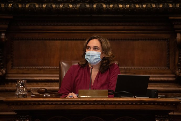 La alcaldesa de Barcelona, Ada Colau, preside el pleno municiapal de este mes de octubre.