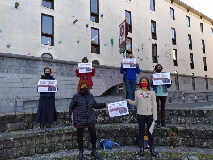 Representantes sindicales protestan ante el Departamento de Educación del Gobierno de Navarra