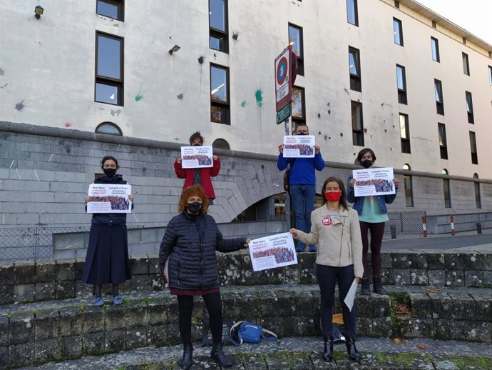Representantes sindicales protestan ante el Departamento de Educación del Gobierno de Navarra
