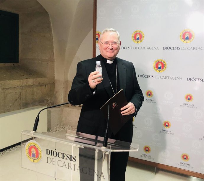 El obispo de la Diócesis de Cartagena, monseñor José Manuel Lorca Planes, en rueda de prensa con un gel desinfectante