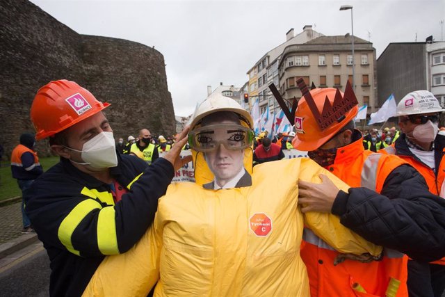 Dos trabajadores de la planta de Alcoa San Cibrao sostienen un muñeco durante una concentración llevada a cabo por las calles de Lugo, Galicia, (España), a 24 de octubre de 2020. Sus reivindicaciones, a través de una multitudinaria protesta que ha transcu