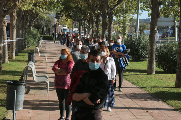 Pla general de la cua que hi havia a l'entrada del Pavelló de Palafrugell aquest divendres 30 d'octubre de 2020. (Horitzontal)