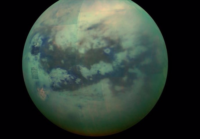 Esta imagen compuesta muestra una vista infrarroja de la luna Titán de Saturno desde la nave espacial Cassini de la NASA, capturada en 2015