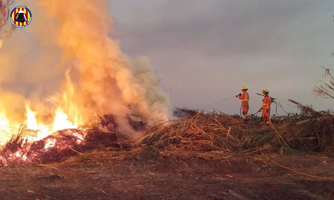 Un incendio afecta a una zona de matorrales junto a la vía del tren en la localidad valenciana de Xeraco (Valencia)
