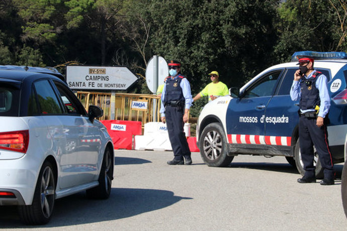 Pla general d'un control dels Mossos d'Esquadra a l'altura de Fogars de Montclús per evitar l'entrada de vehicles privats al Parc Natural del Montseny, el 24 d'octubre del 2020 (horitzontal)