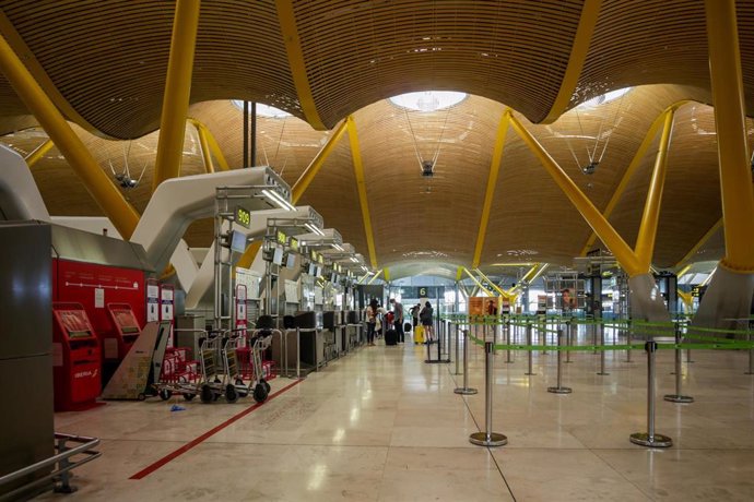 Interior del Aeropuerto de Madrid-Barajas Adolfo el día en el que se estrena el triple control sanitario de seguridad contra el Covid-19 que consiste en especificar si se ha pasado la enfermedad y en qué condiciones; seguido de un control de temperatura
