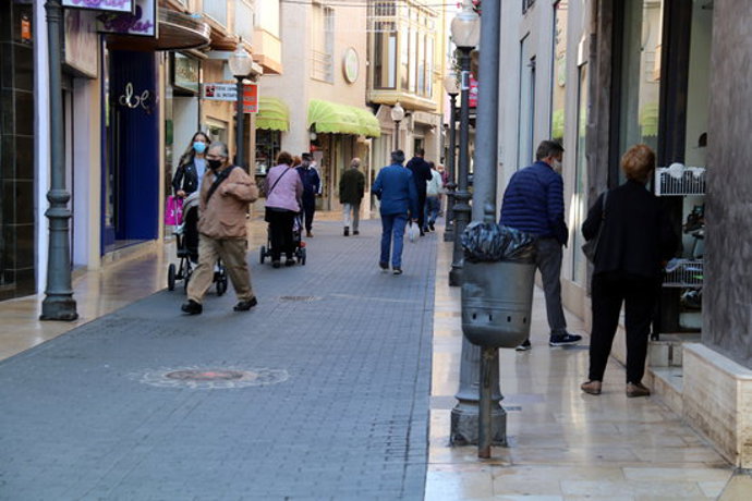 Pla general amb clients passejant per un dels carrers del centre comercial de Vinars. Imatge del 30 d'octubre del 2020 (horitzontal)