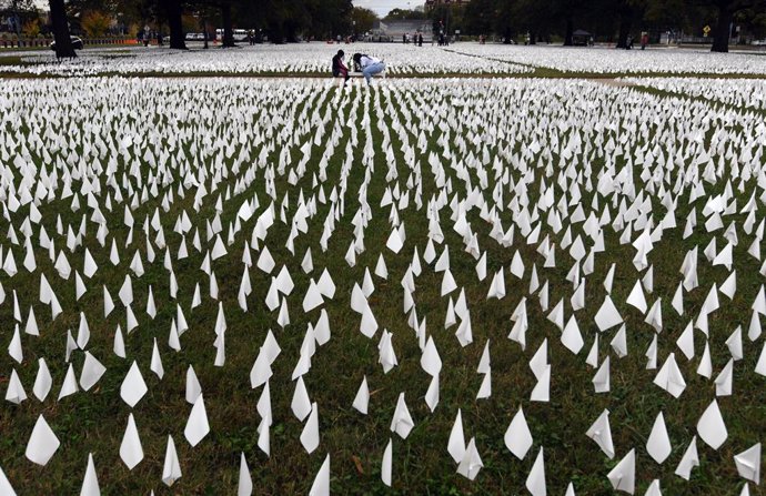 Banderines blancos en recuerdo de los muertos por coronavirus en una exposición de la artista Suzanne Brennan Firstenberg en Washington