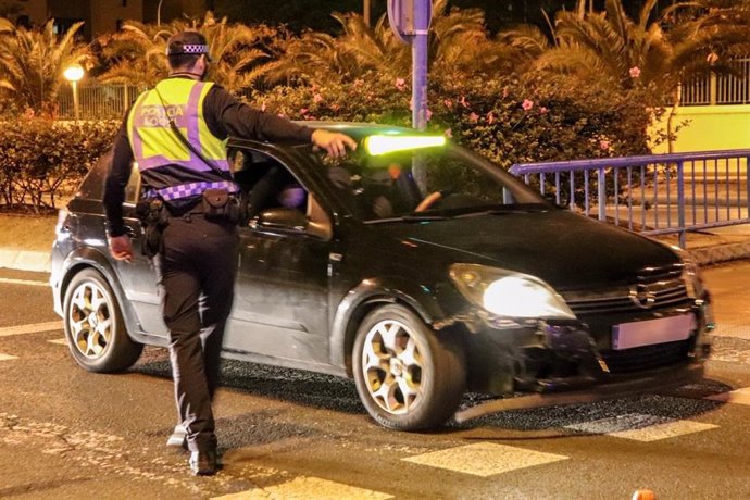 La Policía Local impone veintitrés denuncias por saltarse el toque de queda y sanciona a dos establecimientos en Alicante