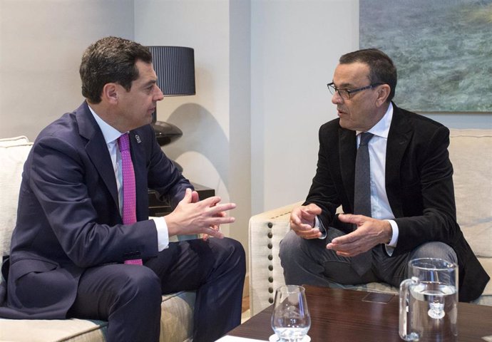 El presidente de la Junta de Andalucía, Juanma Moreno (i) se entrevista con el presidente de la Diputación de Huelva, Ignacio Caraballo (d), en una foto de archivo.