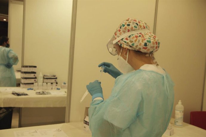 Una trabajadora sanitaria coloca material para realizar test de antígenos, foto de archivo