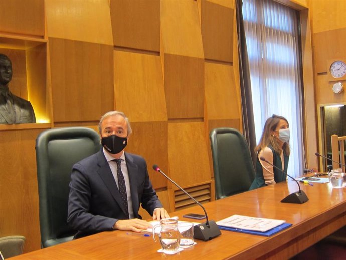 Presidencia del Pleno del Ayuntamiento de Zaragoza, con el alcalde, Jorge Azcón, y la portavoz del PP, María Navarro