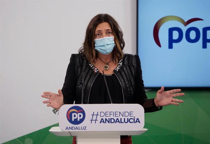 La secretaria general del PP-A, Loles López, en rueda de prensa.