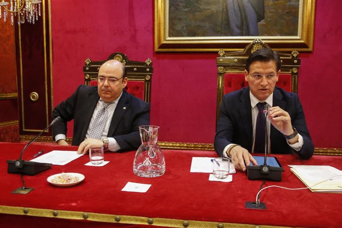 Sebastián Pérez  junto al alcalde de Granada, Luis Salvador ,en el pleno de enero del Ayuntamiento de Granada antes de dimitir como presidente provincial del PP
