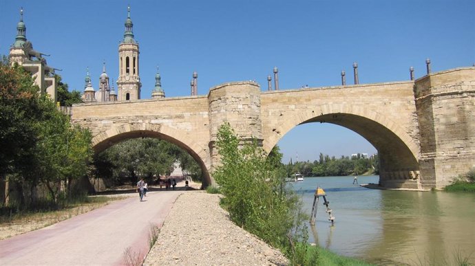 Paseo junto al río Ebro, en el Puente de Piedra