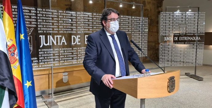 El vicepresidente segundo de la Junta y consejero de Sanidad, José María Vergeles, en rueda de prensa