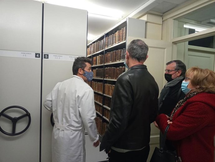 Los responsables del PR+, durante su visita este viernes a la sede del IER.