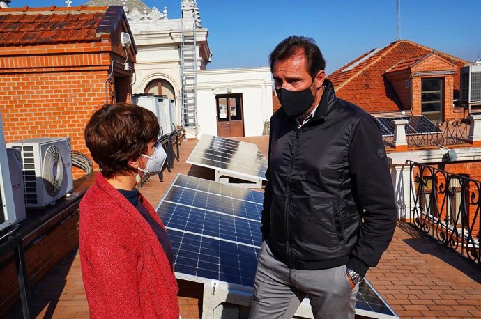 María Sánchez y Óscar Puente (D) en la azotea donde se han instalado las nuevas placas solares.