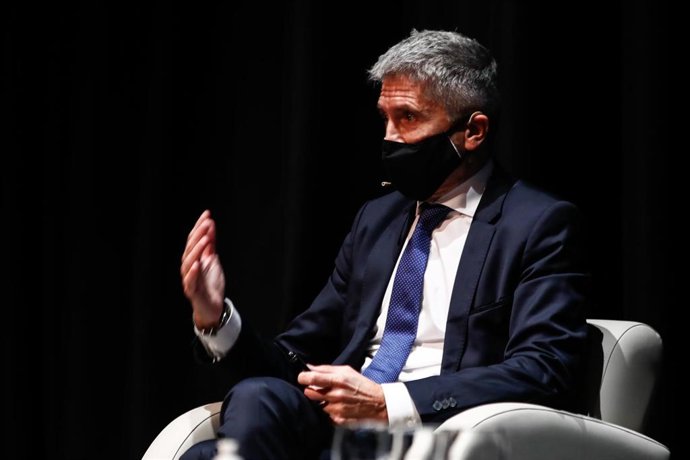 El ministro del Interior, Fernando Grande-Marlaska, participa en la presentación del libro homenaje 'Compañero del metal, miradas a la figura de José María Calleja', en el Círculo de Bellas Artes, en Madrid (España), a 26 de octubre de 2020.