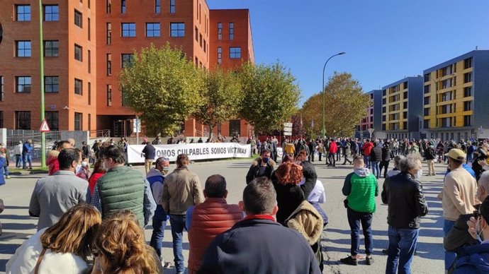 Concentración de hosteleros a las puertas de la Delegación Terirtorial de la Junta en Burgos.
