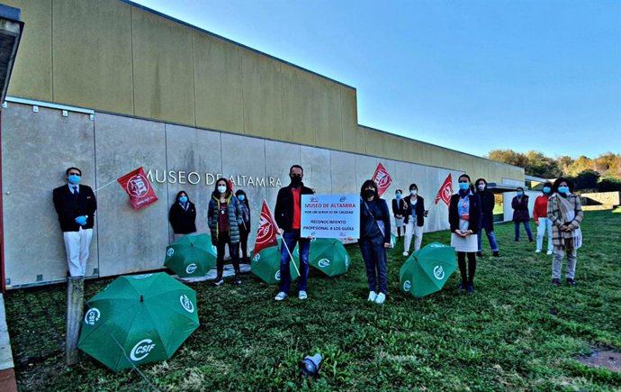 Concentración en apoyo de los guías de Altamira